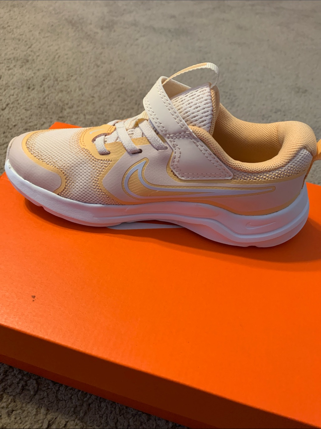New Nike Cosmic Runner (Psv) Athletic Shoes Girl’s 13 C Guava Ice / Summit White